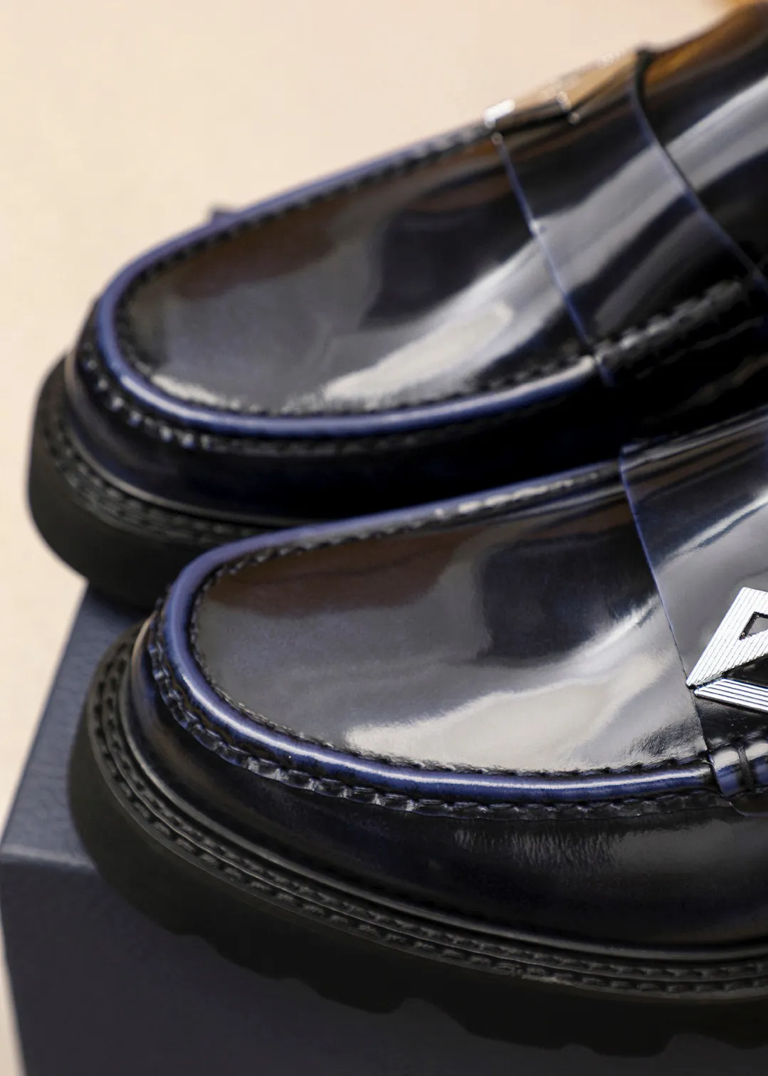 Men's shoes 💰480 💐 Product trademark: Dior "Dior" casual leather shoes Regular size: 39-44 (45🉑️customized) Product materials: Selected Italian imported first-layer beaded cowhide upper + classic hardware buckle, imported water-dyed 🐂 cowhide lining. Strong three-dimensional visual effect, original outsole Color: 3⃣️colors available